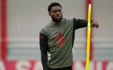 Davies Returns to Bayern Bench After Nine-Month Knee Injury Recovery