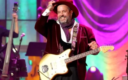 Trisha Yearwood and Chris Isaak Honor Mavericks Star