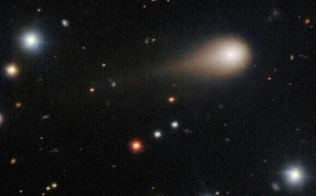 Stunning Photos Capture Interstellar Comet 3I/ATLAS Crossing Our Solar System