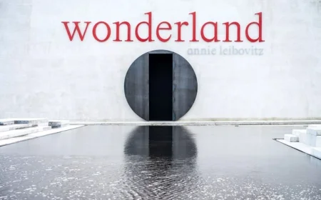 Annie Leibovitz’s “Wonderland” Opens in A Coruña with 100+ Fashion Photos