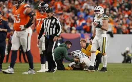 Packers’ Micah Parsons Exits Broncos Game with Knee Injury