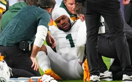 Packers’ Micah Parsons Exits Game with Non-Contact Knee Injury Against Broncos