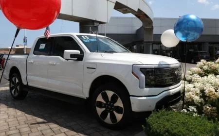 Ford Halts F-150 Lightning Production, Shifts Focus to Hybrids