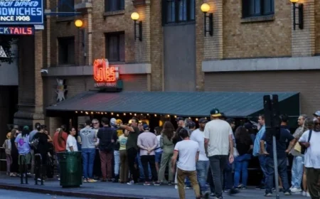 Fans Flock to Closing Restaurants, Lining Up for Hours