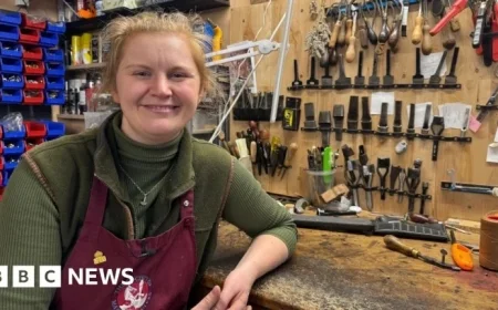 Saddle Maker Asserts Gender Irrelevance in Craftsmanship