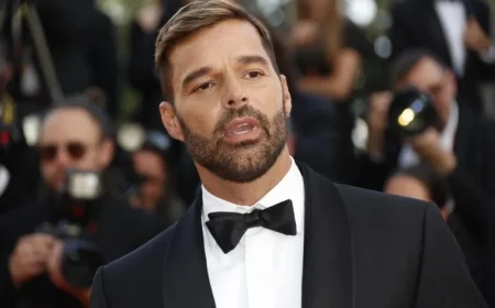Venezuelan Actress and Model Shares Photo Kissing Ricky Martin