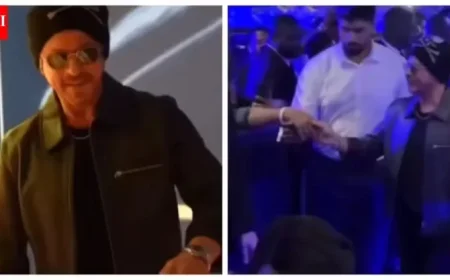 Shah Rukh Khan Delights Fan with Heartfelt Reaction at Dubai Event