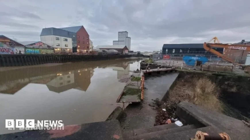 Two Missing After Evading Police by Entering River Hull