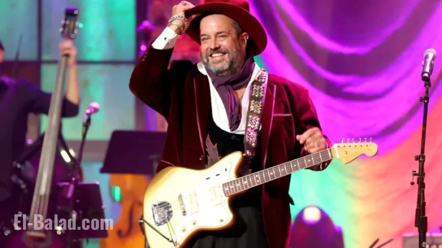 Trisha Yearwood and Chris Isaak Honor Mavericks Star