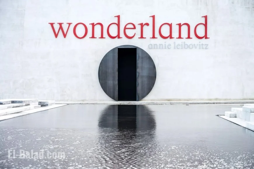 Annie Leibovitz’s “Wonderland” Opens in A Coruña with 100+ Fashion Photos