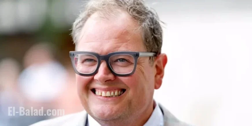 Alan Carr Transforms into Claudia for ‘Murdered’ Faithful Photo Op