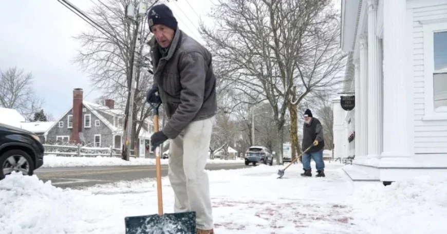 Severe Snow and Winds Disrupt U.S. Holiday Travel Plans
