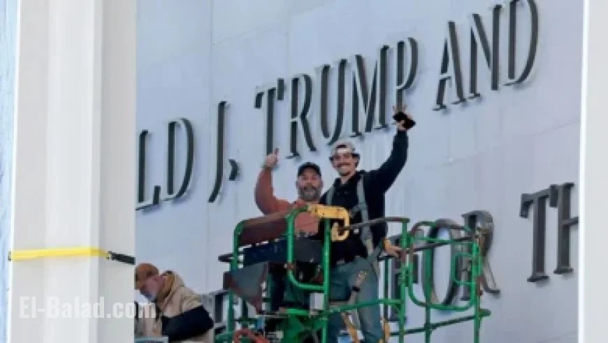 Elizabeth Warren Challenges Sean Duffy on Airline Passenger Protections