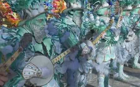 Windy Weather Forces Philadelphia Mummers Parade to Postpone String Band Contest