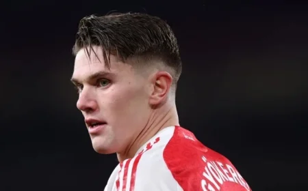 Gary Neville Criticizes Viktor Gyokeres’ Ineffective Performance for Arsenal vs Liverpool