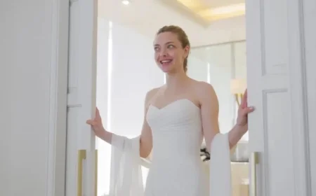 Amanda Seyfried’s 400-Hour Versace Dress Shines at 2026 Golden Globes