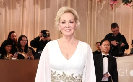 Jean Smart Delivers Political Message on Golden Globes Red Carpet