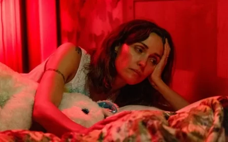 Rose Byrne Wins Golden Globe for Best Actress in Comedy