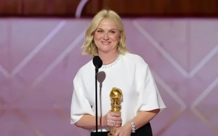 Amy Poehler Takes Home Golden Globe for Best Podcast