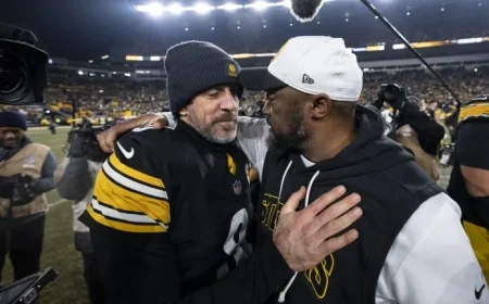 Aaron Rodgers Weeps, Apologizes at Mike Tomlin’s Final Team Meeting