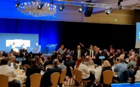 Hecklers Disrupt Former Senator Kyrsten Sinema’s Speech in Utah