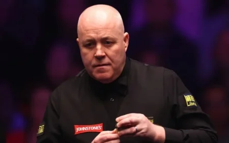 Judd Trump Leads John Higgins in Masters Snooker Semi-Final at Alexandra Palace