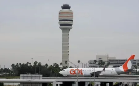United Airlines Removes Plane from Orlando Runway After Landing Issue