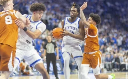 Kam Williams Injured Foot in Kentucky Basketball Game vs. Texas