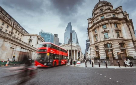 FTSE 100 Climbs on Tariff News; Bank Stocks Up, Miners Down