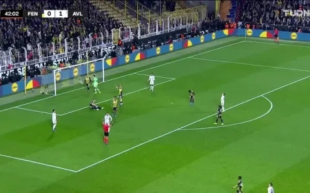 Sancho Misses Crucial Chance Despite Being Well-Positioned for Second Goal