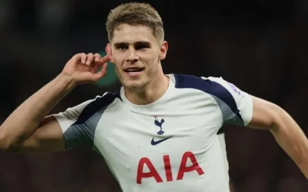 Tottenham Blocks Micky van de Ven’s Exit, Plans New Contract Talks