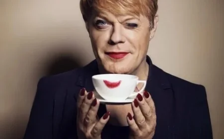Suzy Eddie Izzard Discusses Shakespeare in Chicago Event