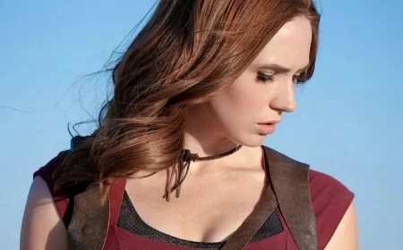 Karen Gillan’s “Controversial” Jumanji Costume Returns in Sequel Set Photos