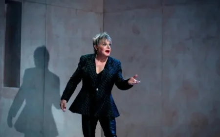 Eddie Izzard’s ‘Hamlet’ Thrills with Dynamic Storytelling Over Subtlety