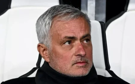 Jose Mourinho Faces 200 Angry Benfica Fans at Training Ground Entrance