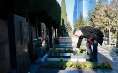 Israeli FM Visits Martyrs’ Alley and Victory Park