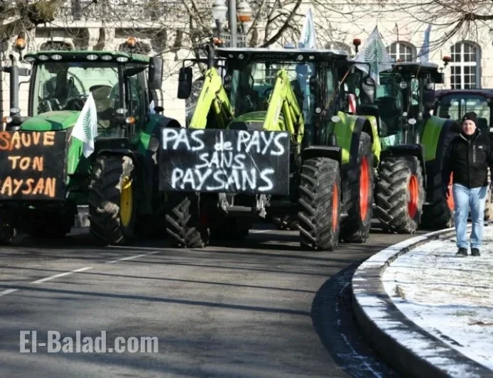 French Farmers Defy Roadblocks, March Toward Paris