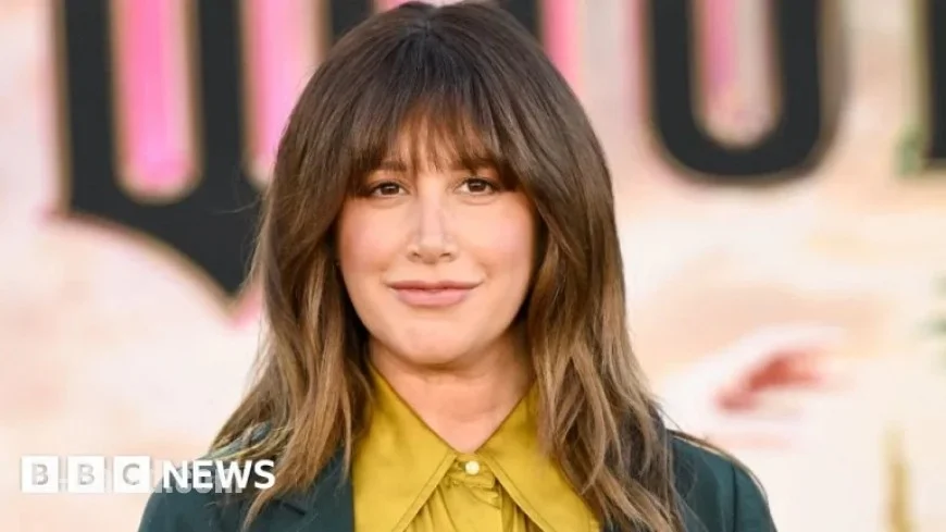 Actress and Singer Quits Her ‘Toxic Mom Group’