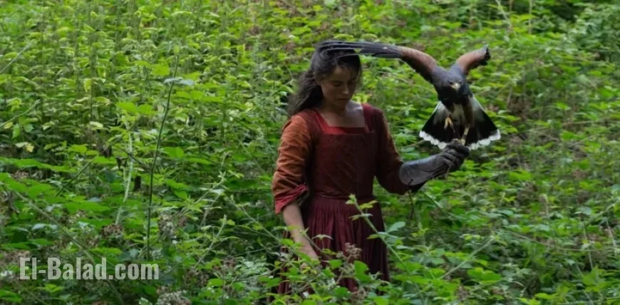 “Anne Hathaway Revitalizes Shakespeare’s World in Sensual Film ‘Hamnet'”