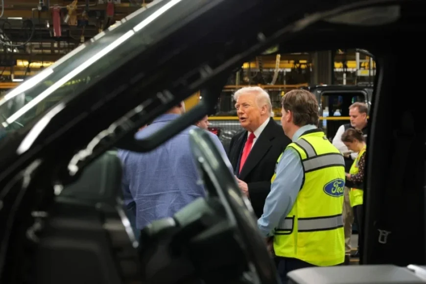 Trump Responds to Detroit Factory Heckler with Obscene Gesture