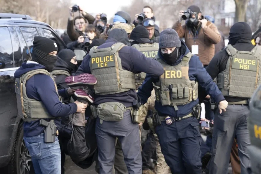 South Minneapolis Residents Challenge Immigration Agents’ Door-Knock Tactics