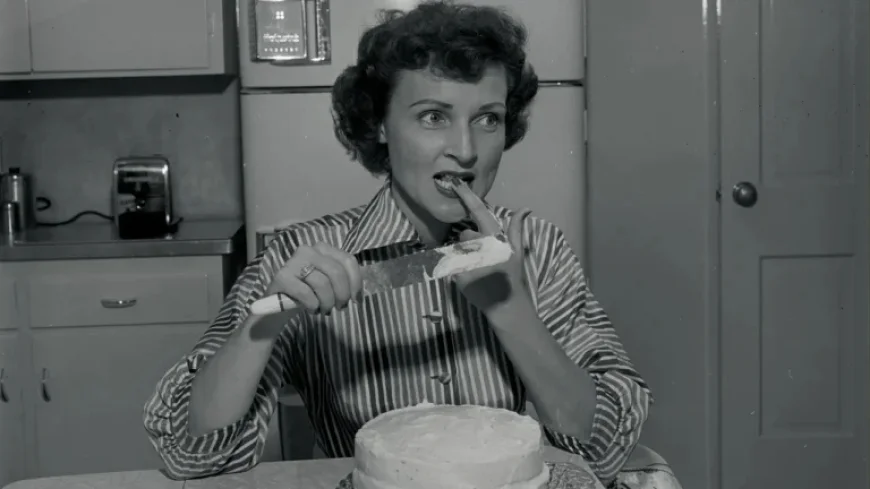 Explore Betty White’s Off-Screen Life: 15 Captivating Home Images