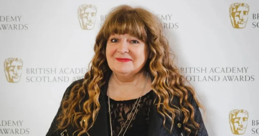 Janey Godley’s Daughter Revives Comedian’s Controversial Trump Sign