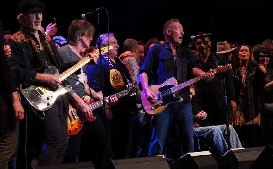 Springsteen Criticizes ICE, Dedicates ‘The Promised Land’ at Light of Day Concert