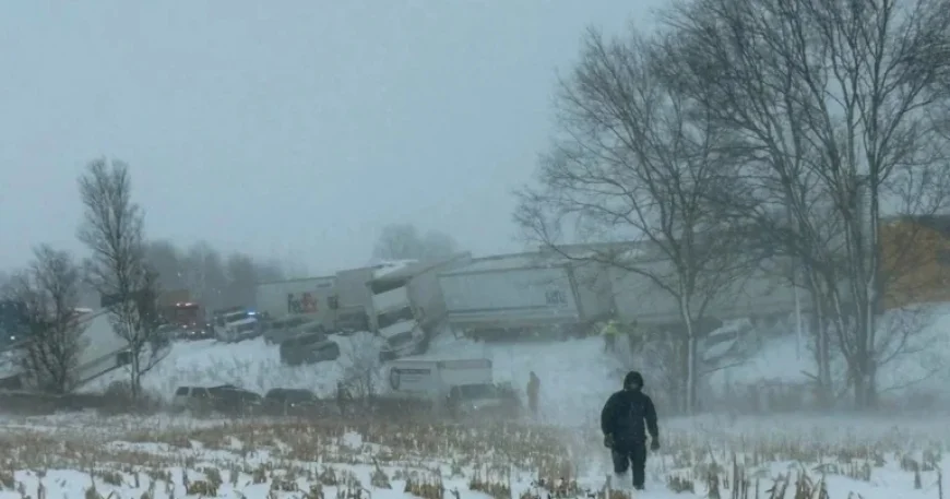 US Snowstorm Strands Motorists in 100-Vehicle Pile-Up