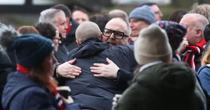 Manchester United Honors Barney Moorhouse as Comedian Justin’s Son Takes Final Journey