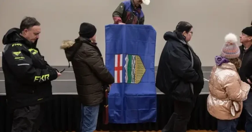 Hundreds Rally to Support Alberta’s Independence Referendum