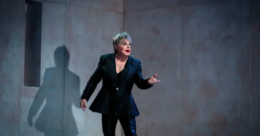Eddie Izzard’s ‘Hamlet’ Thrills with Dynamic Storytelling Over Subtlety