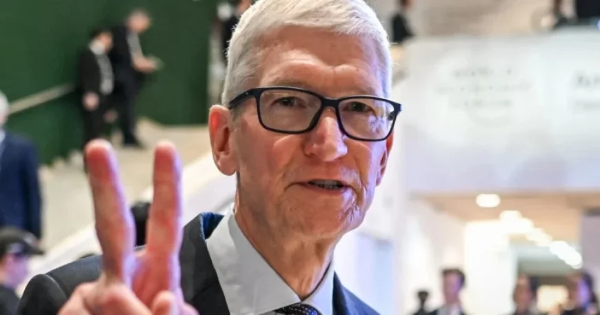 Billionaire Tim Cook Seen Partying with Melania and Accused Sex Offender