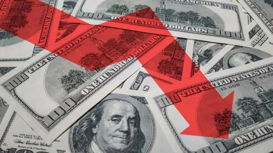 Dollar Plummets to Four-Year Low Amid Shekel Strengthening